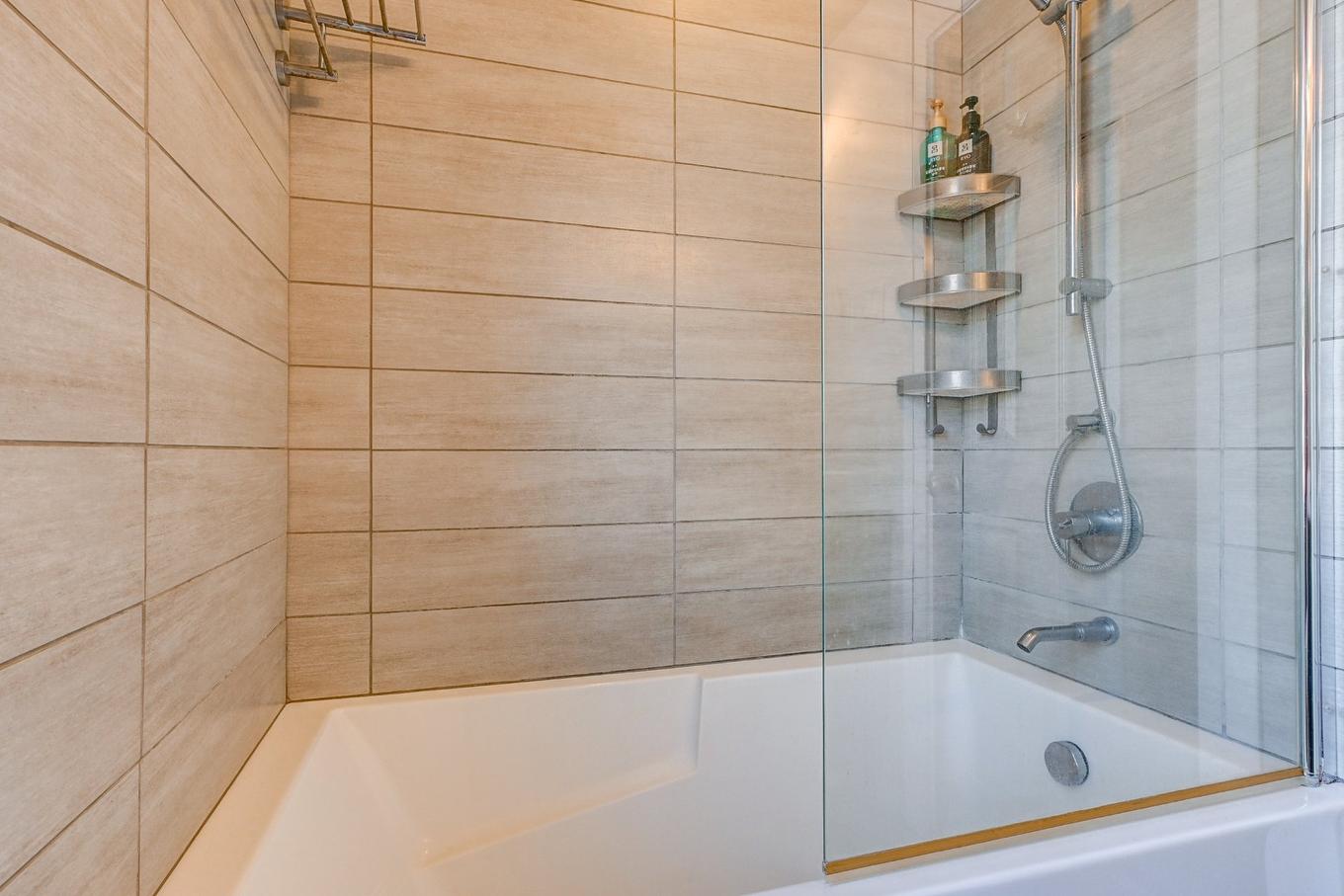 Bathroom - 1325 Rue De La Laurentie, Sainte-Adèle, QC - Indoor Photo Showing Bathroom