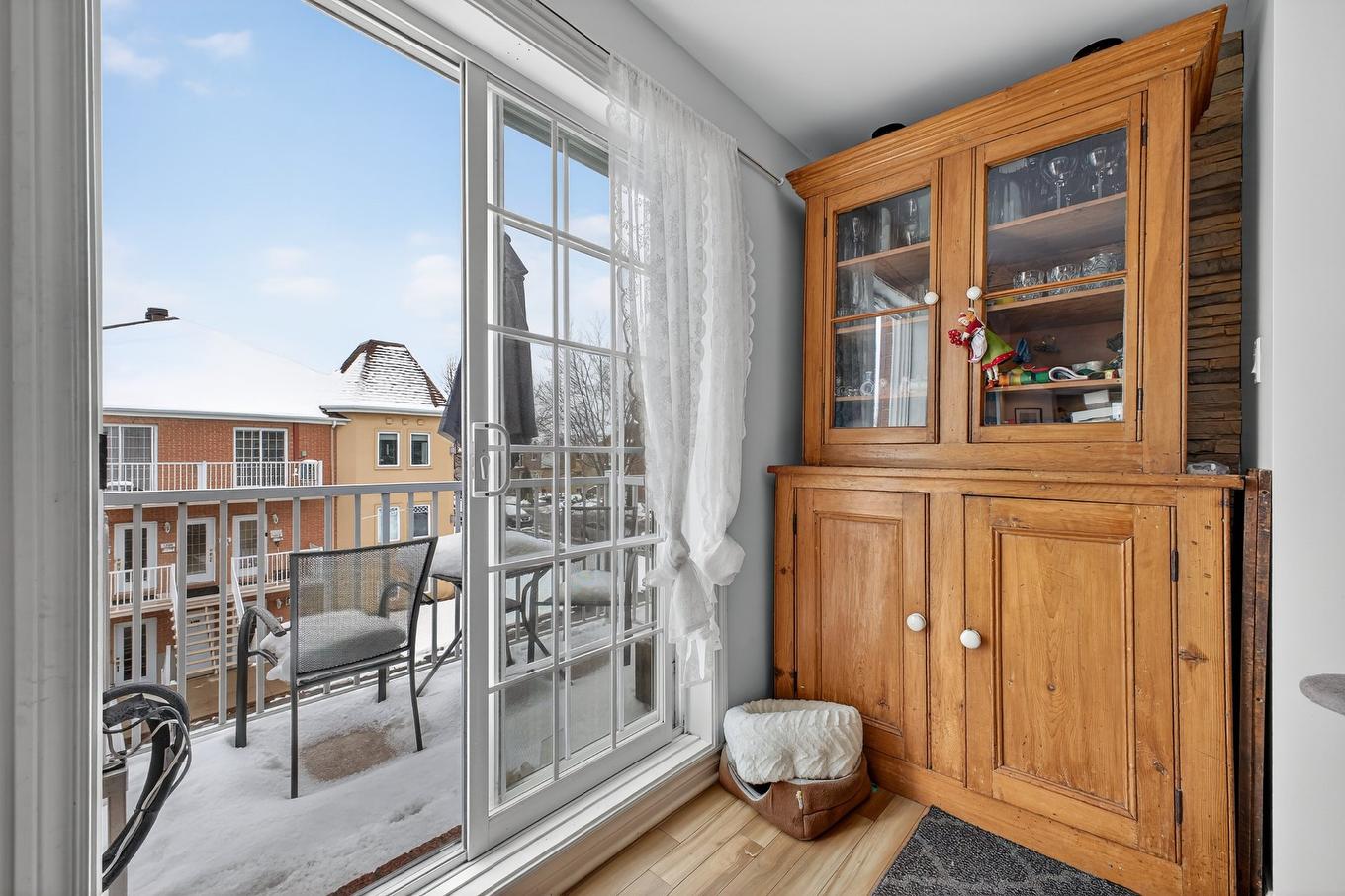 Salon - 1166 Rue Notre-Dame-De-Fatima, Laval (Pont-Viau), QC - With Exterior