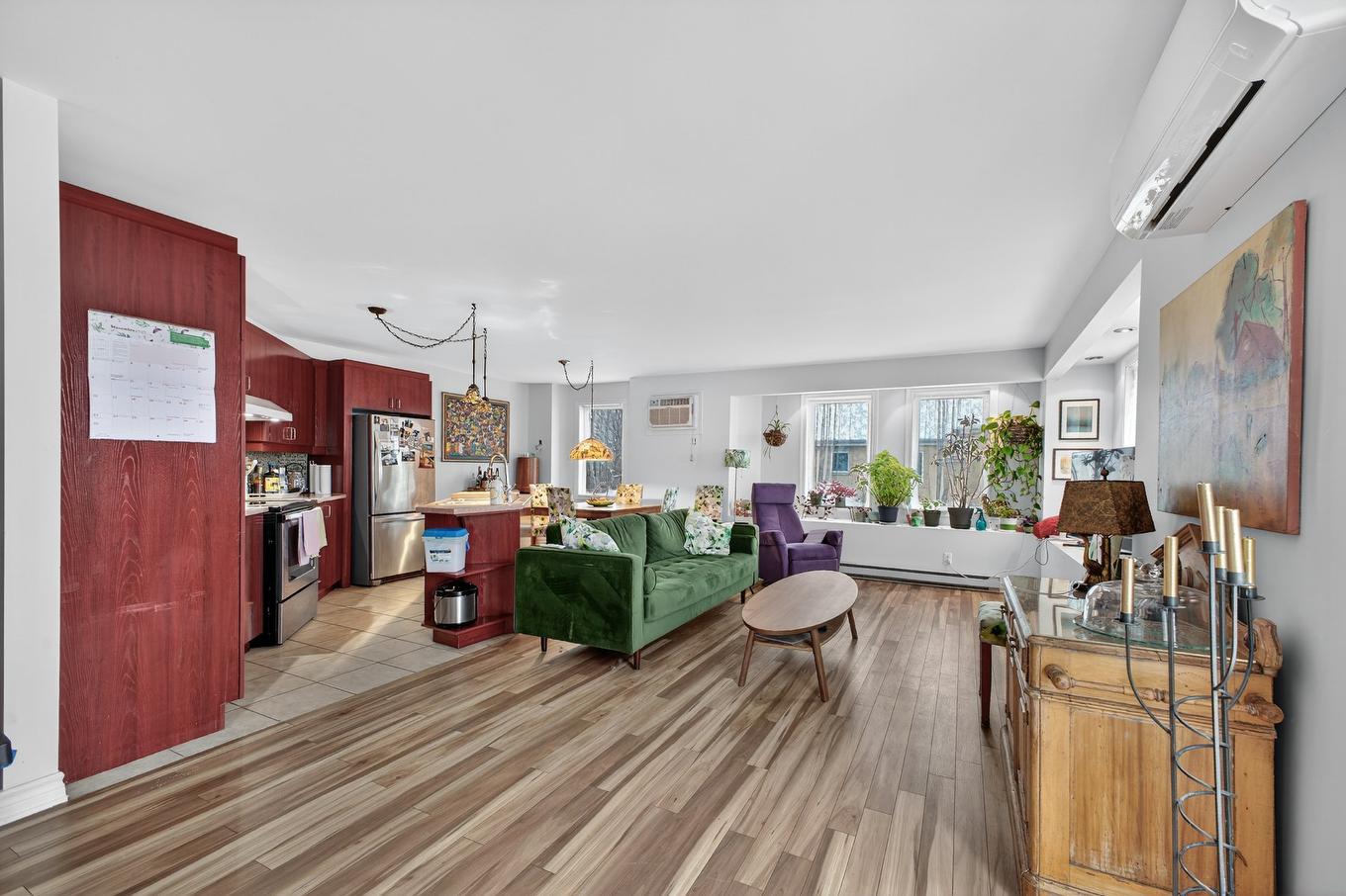 Salon - 1166 Rue Notre-Dame-De-Fatima, Laval (Pont-Viau), QC - Indoor