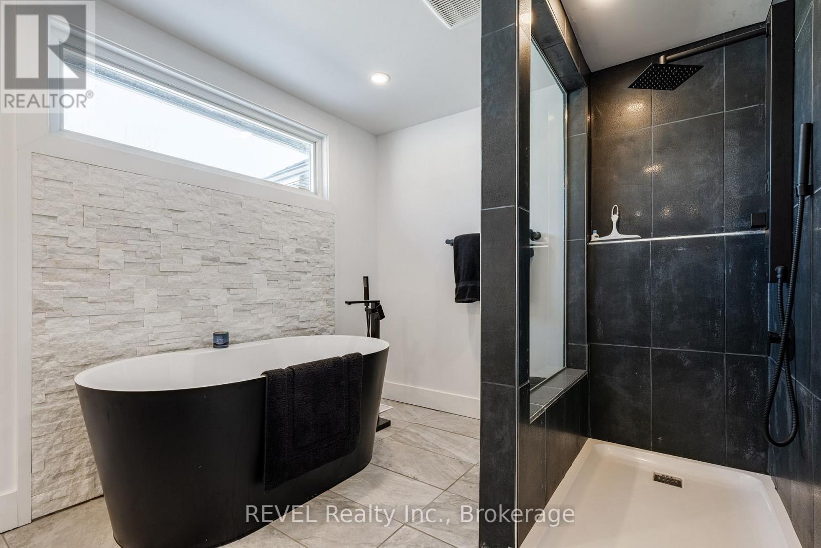 Soaker tub and separate shower - 80 Lighthouse Drive, Haldimand (Dunnville), ON - Indoor Photo Showing Bathroom