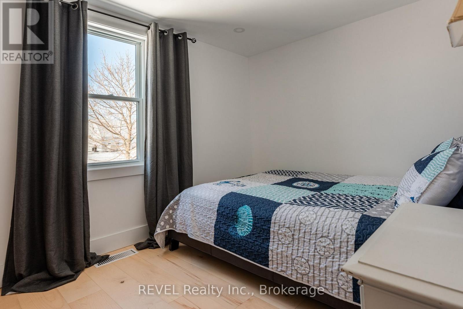 Main floor bedroom - 80 Lighthouse Drive, Haldimand (Dunnville), ON - Indoor Photo Showing Bedroom