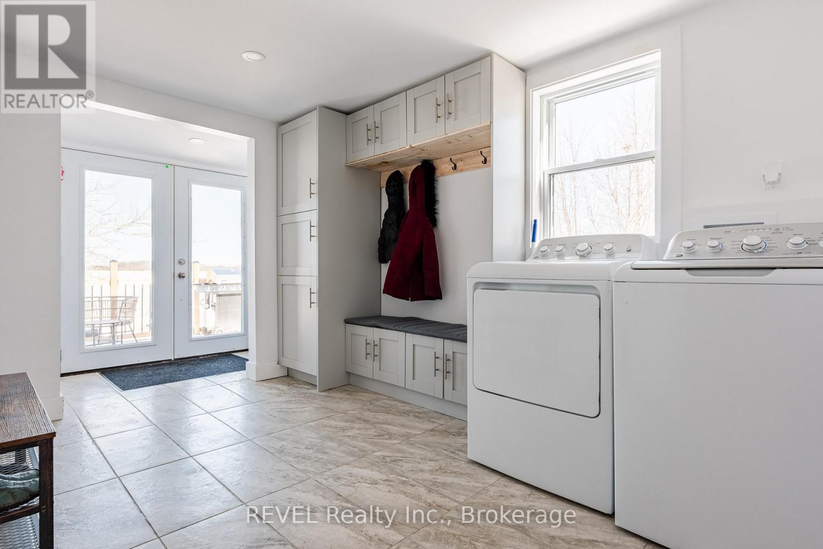 Mud room with laundry - 80 Lighthouse Drive, Haldimand (Dunnville), ON - Indoor Photo Showing Laundry Room