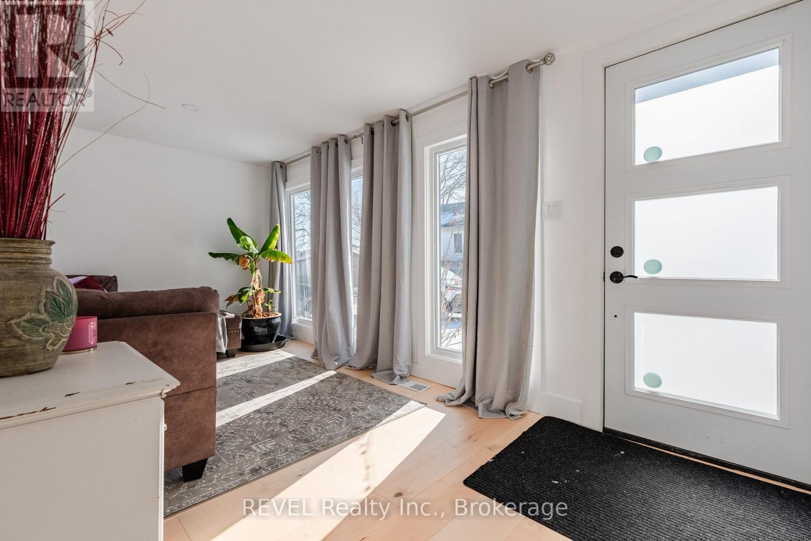 Front entrance - 80 Lighthouse Drive, Haldimand (Dunnville), ON - Indoor Photo Showing Other Room