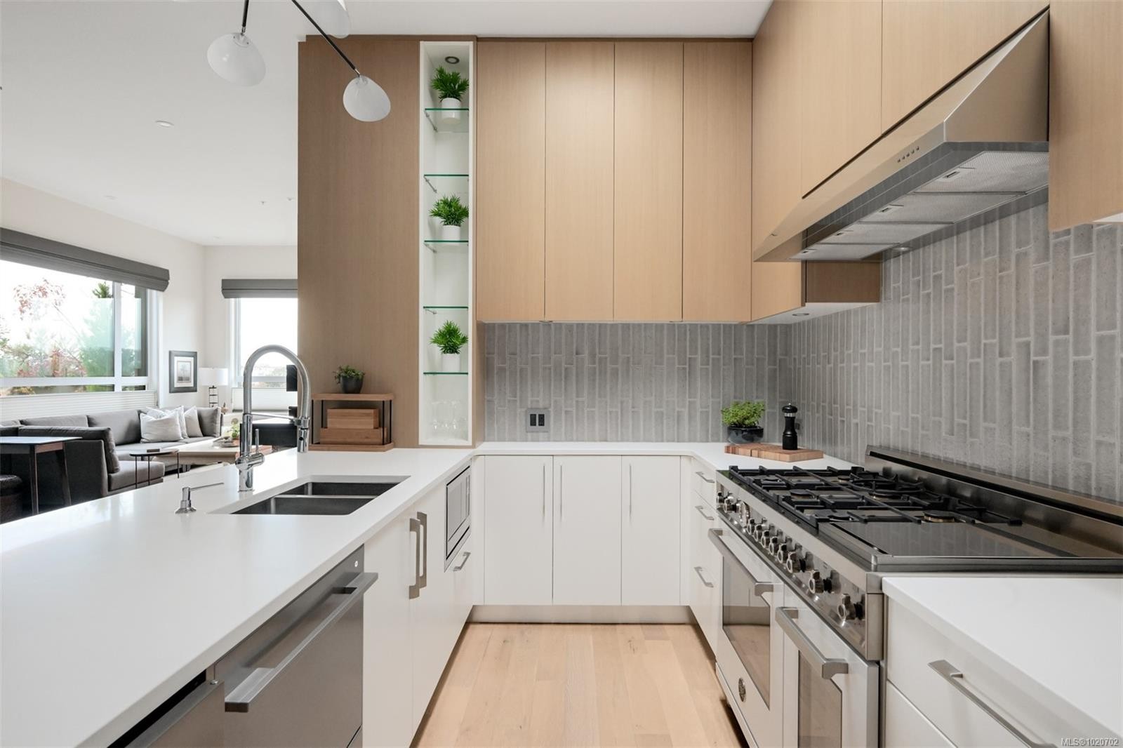 Ph5-2285 Bowker Ave, Oak Bay, BC - Indoor Photo Showing Kitchen With Double Sink With Upgraded Kitchen