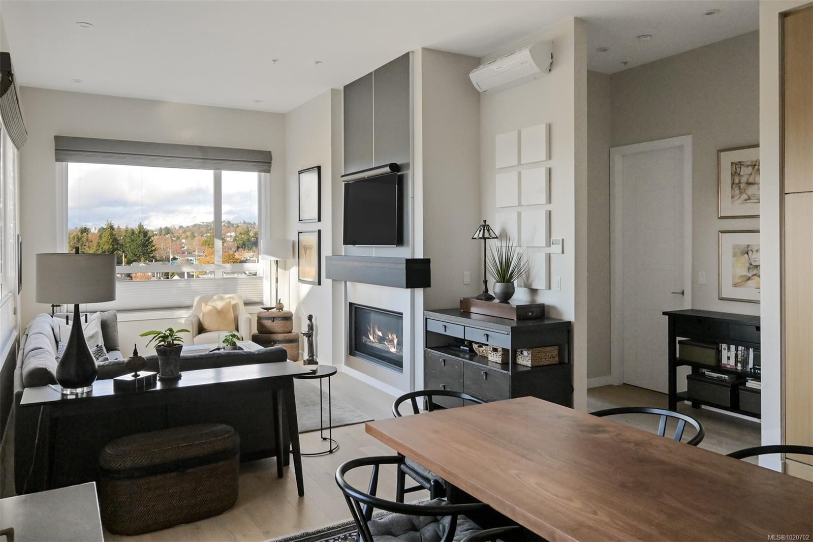 Ph5-2285 Bowker Ave, Oak Bay, BC - Indoor With Fireplace