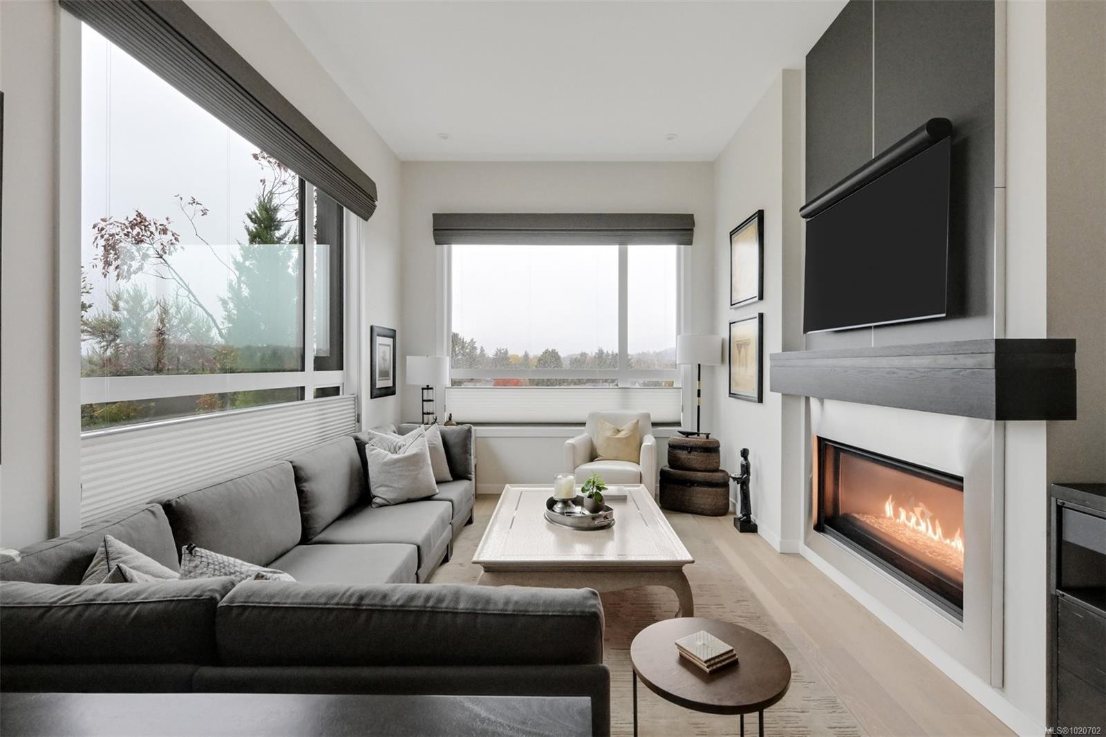 Ph5-2285 Bowker Ave, Oak Bay, BC - Indoor Photo Showing Living Room With Fireplace
