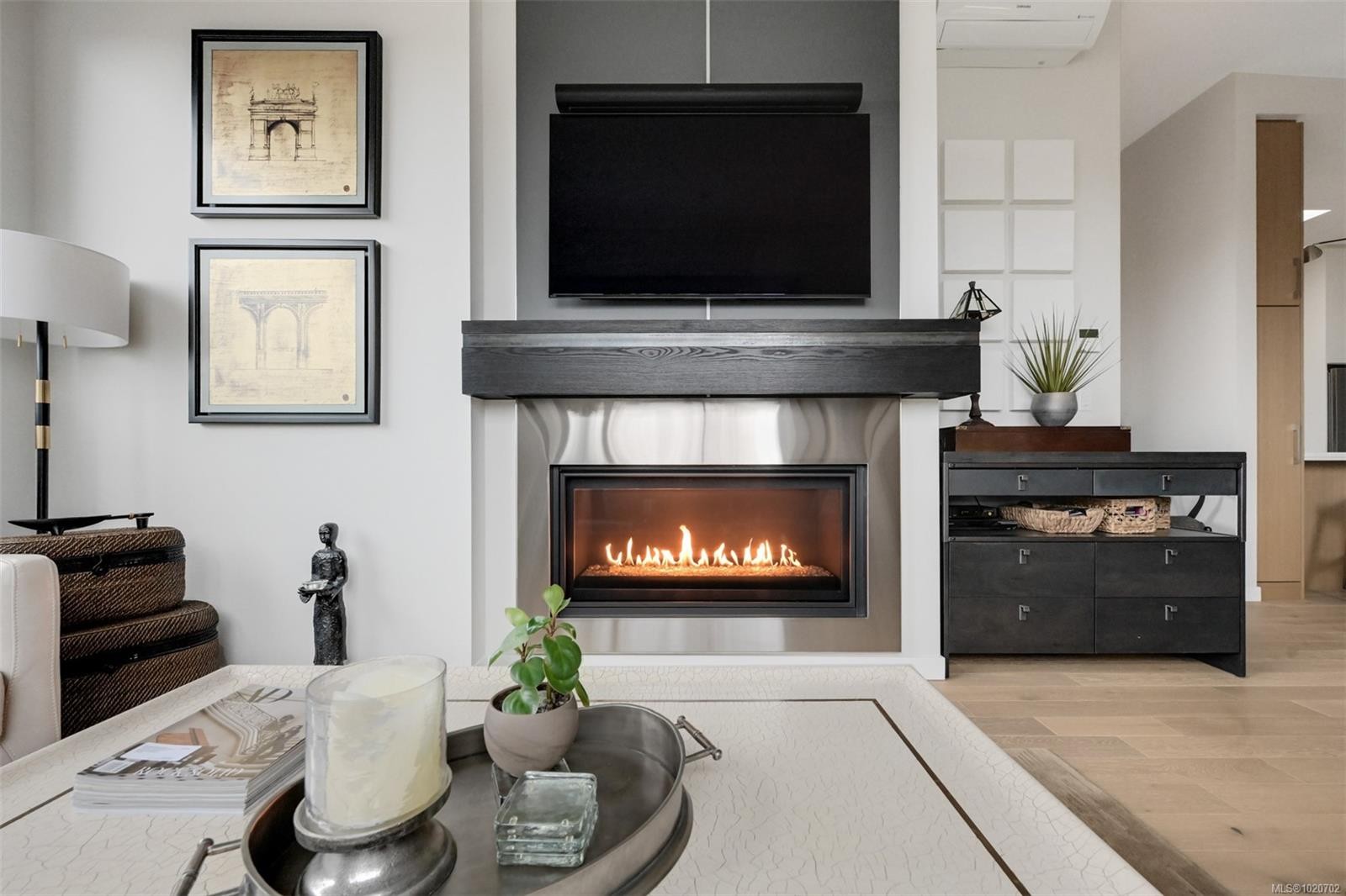 Ph5-2285 Bowker Ave, Oak Bay, BC - Indoor Photo Showing Living Room With Fireplace