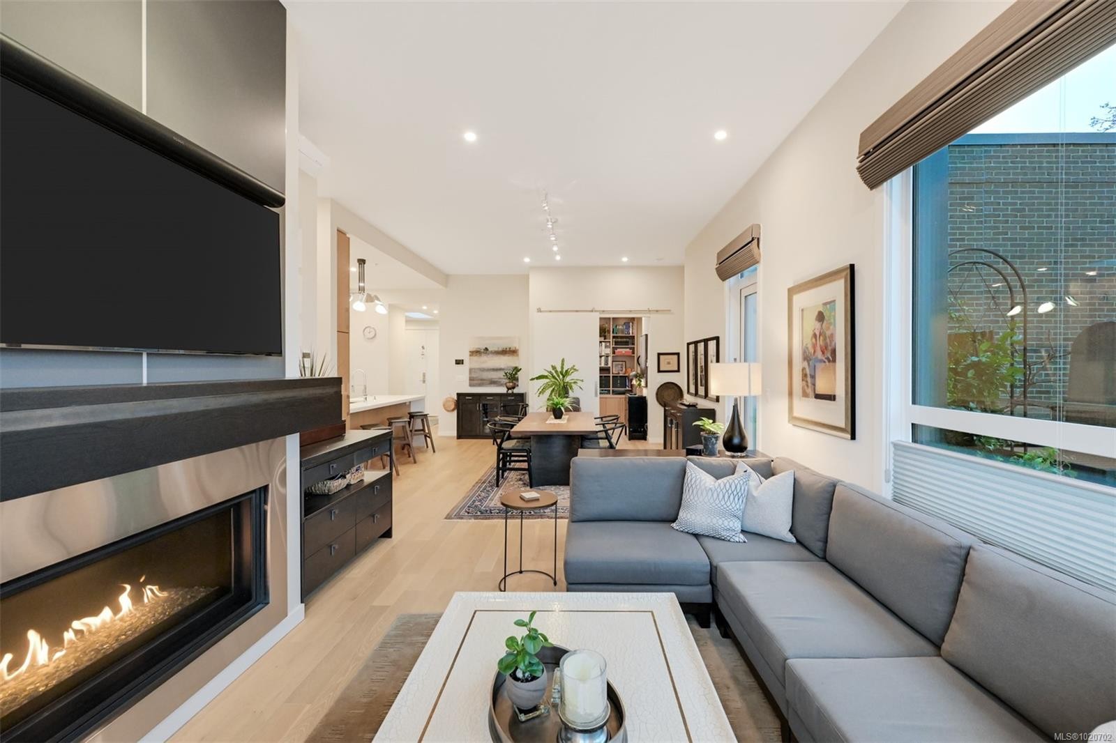 Ph5-2285 Bowker Ave, Oak Bay, BC - Indoor Photo Showing Living Room With Fireplace