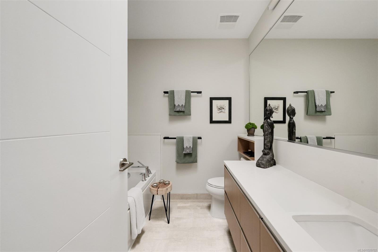 Ph5-2285 Bowker Ave, Oak Bay, BC - Indoor Photo Showing Bathroom