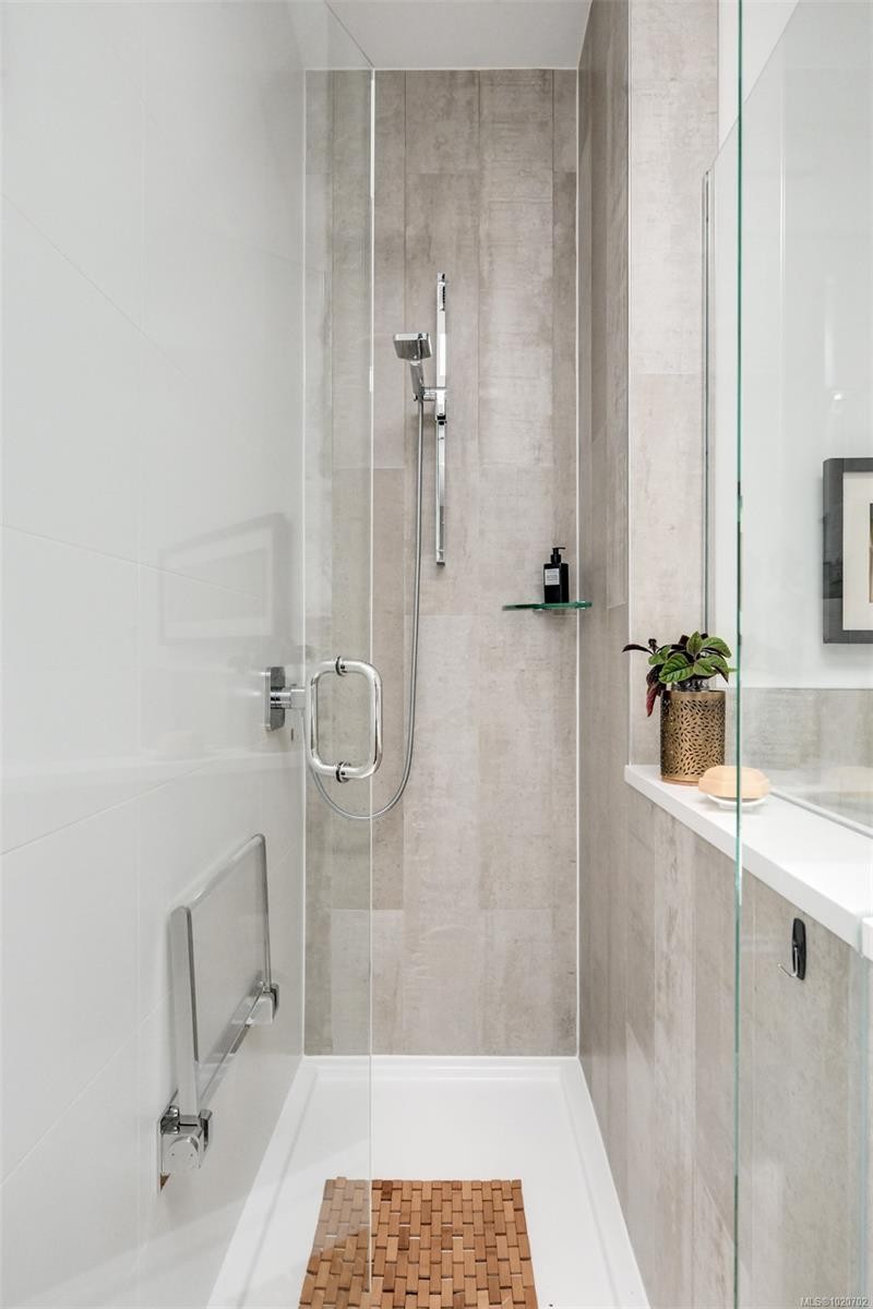 Ph5-2285 Bowker Ave, Oak Bay, BC - Indoor Photo Showing Bathroom