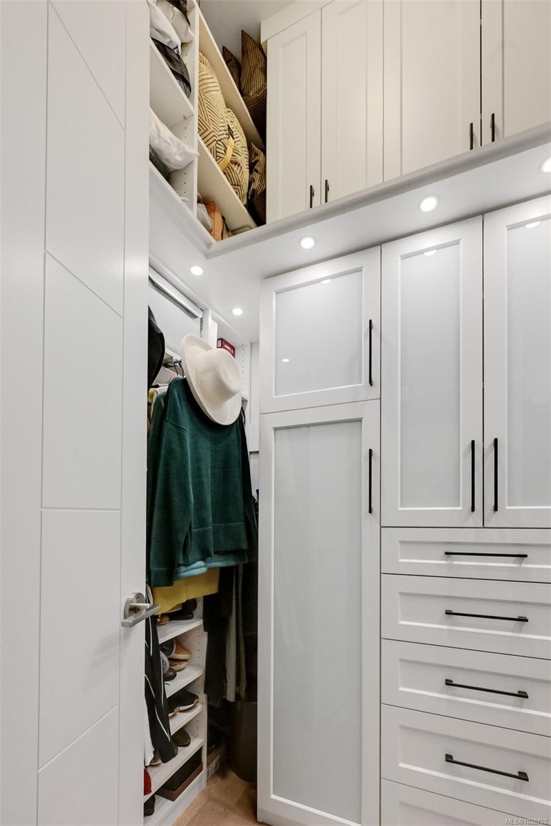 Ph5-2285 Bowker Ave, Oak Bay, BC - Indoor Photo Showing Other Room