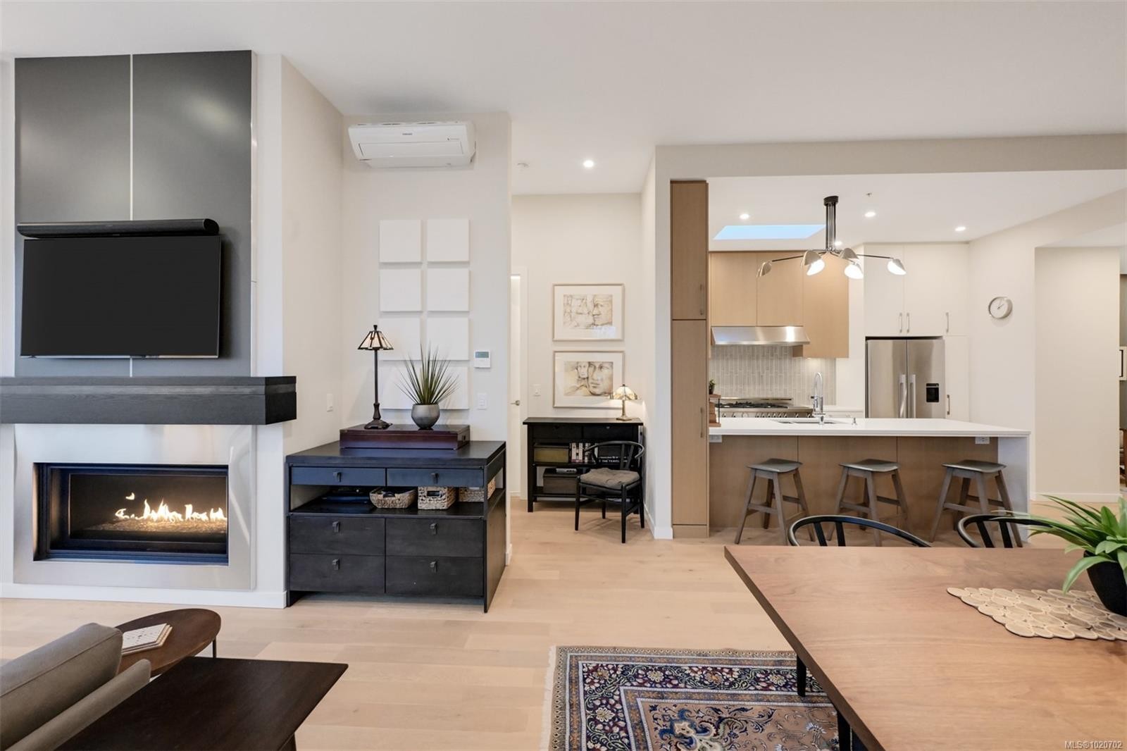 Ph5-2285 Bowker Ave, Oak Bay, BC - Indoor Photo Showing Other Room With Fireplace