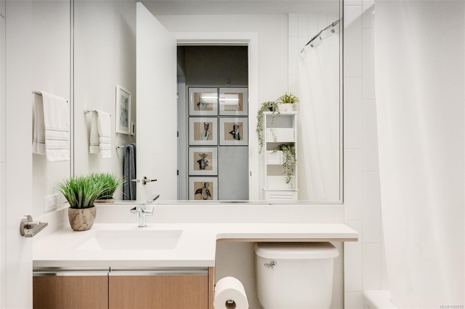 Ph5-2285 Bowker Ave, Oak Bay, BC - Indoor Photo Showing Bathroom