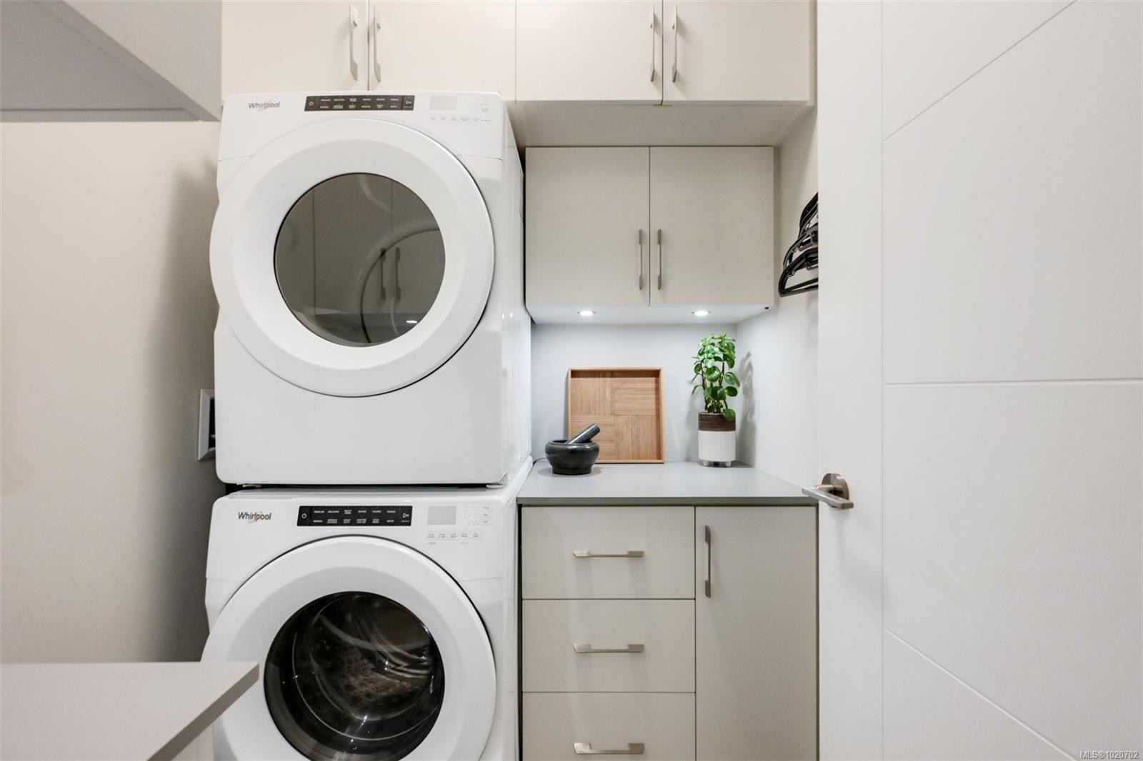 Ph5-2285 Bowker Ave, Oak Bay, BC - Indoor Photo Showing Laundry Room