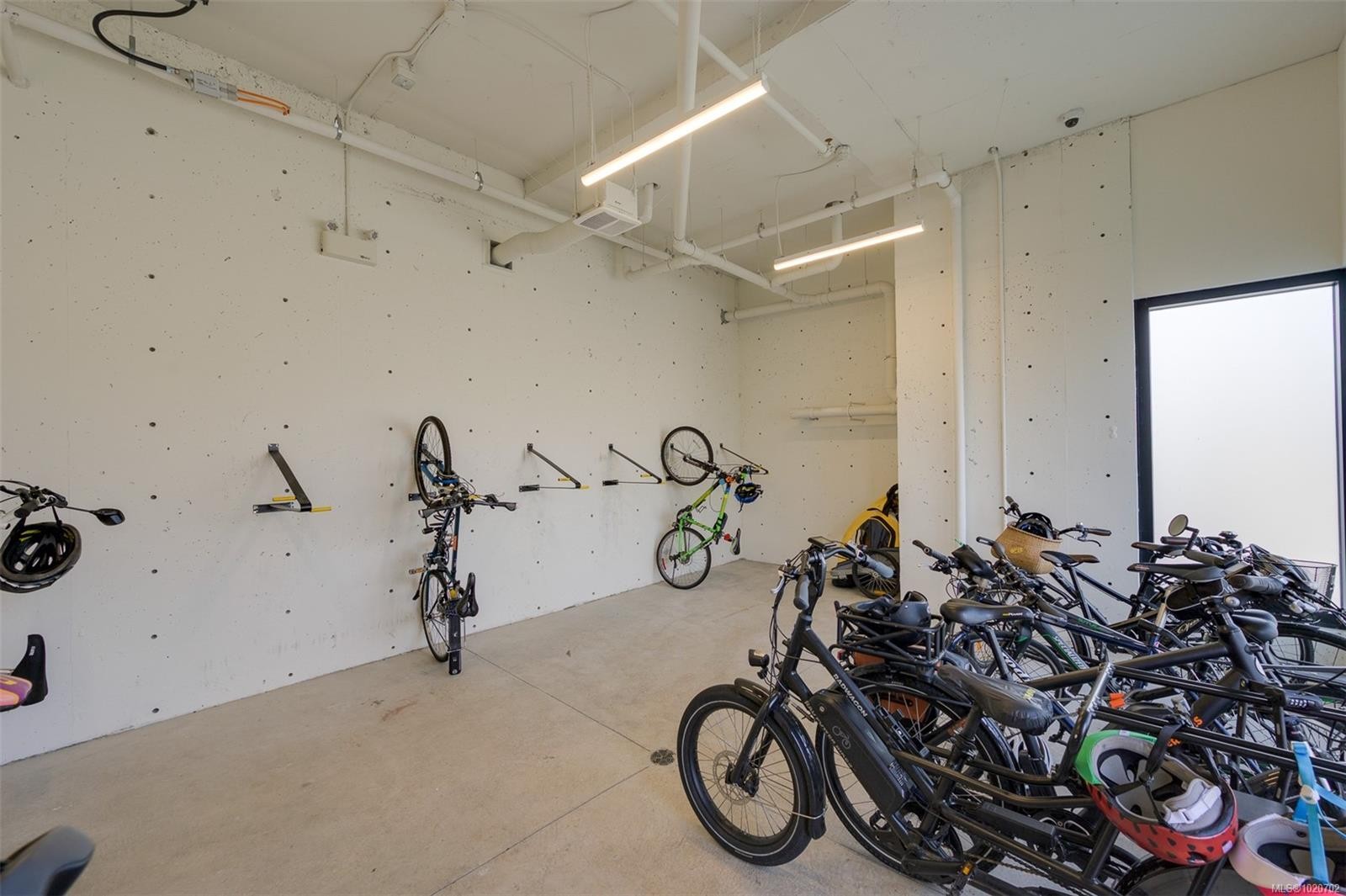 Ph5-2285 Bowker Ave, Oak Bay, BC - Indoor Photo Showing Garage