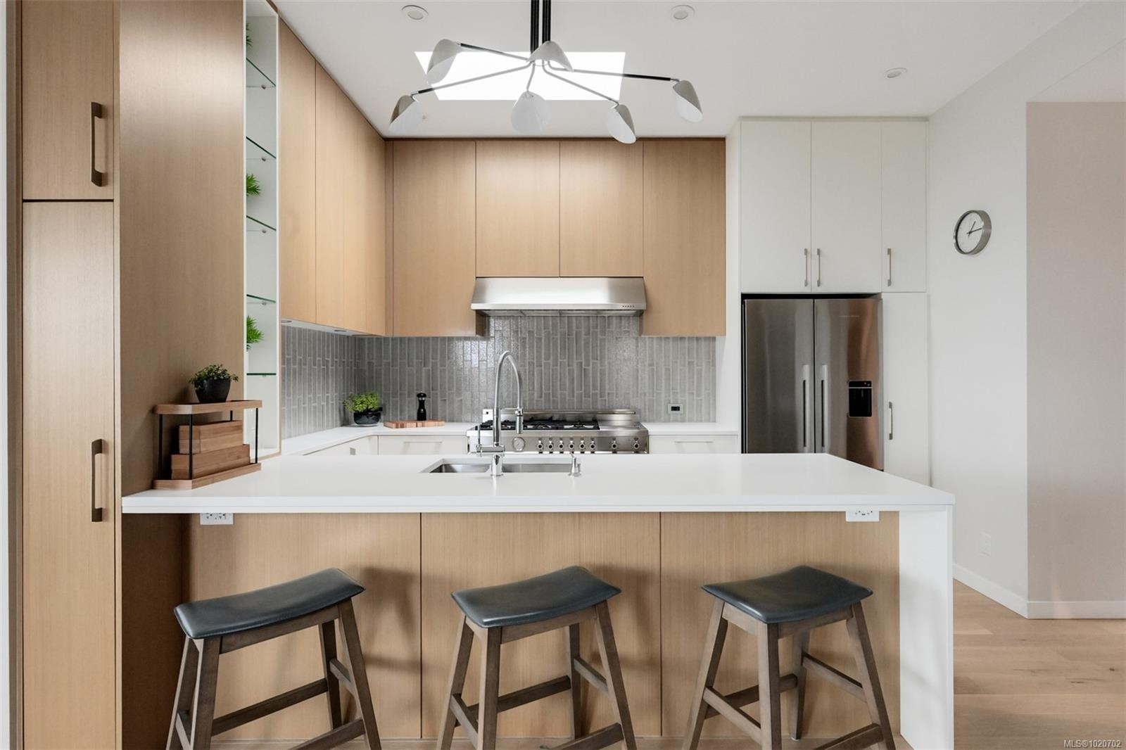 Ph5-2285 Bowker Ave, Oak Bay, BC - Indoor Photo Showing Kitchen With Upgraded Kitchen