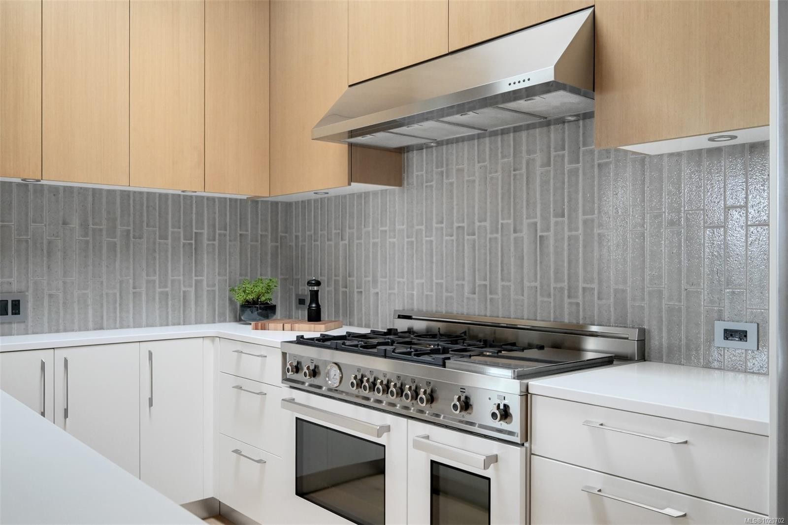 Ph5-2285 Bowker Ave, Oak Bay, BC - Indoor Photo Showing Kitchen