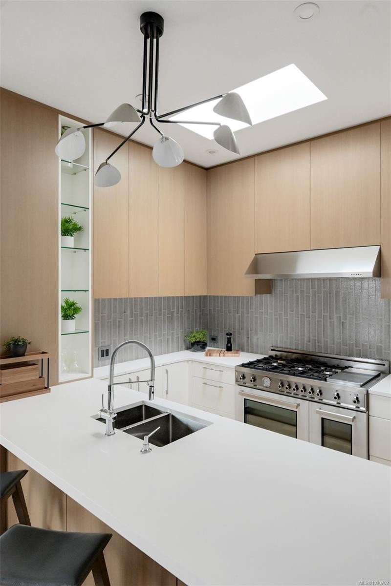 Ph5-2285 Bowker Ave, Oak Bay, BC - Indoor Photo Showing Kitchen With Double Sink