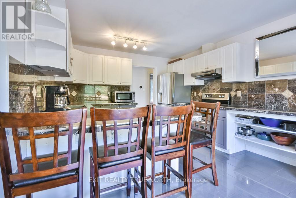 28 Nicholson Crescent, Springwater, ON - Indoor Photo Showing Kitchen