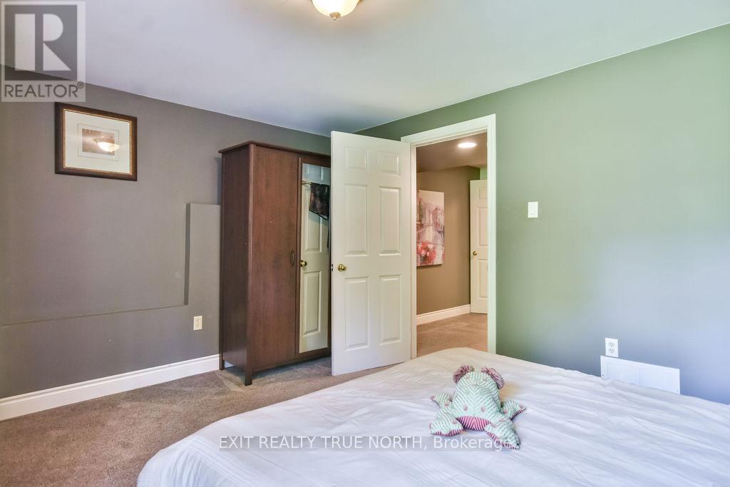 28 Nicholson Crescent, Springwater, ON - Indoor Photo Showing Bedroom