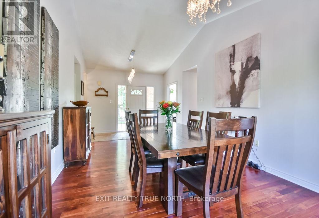 28 Nicholson Crescent, Springwater, ON - Indoor Photo Showing Dining Room