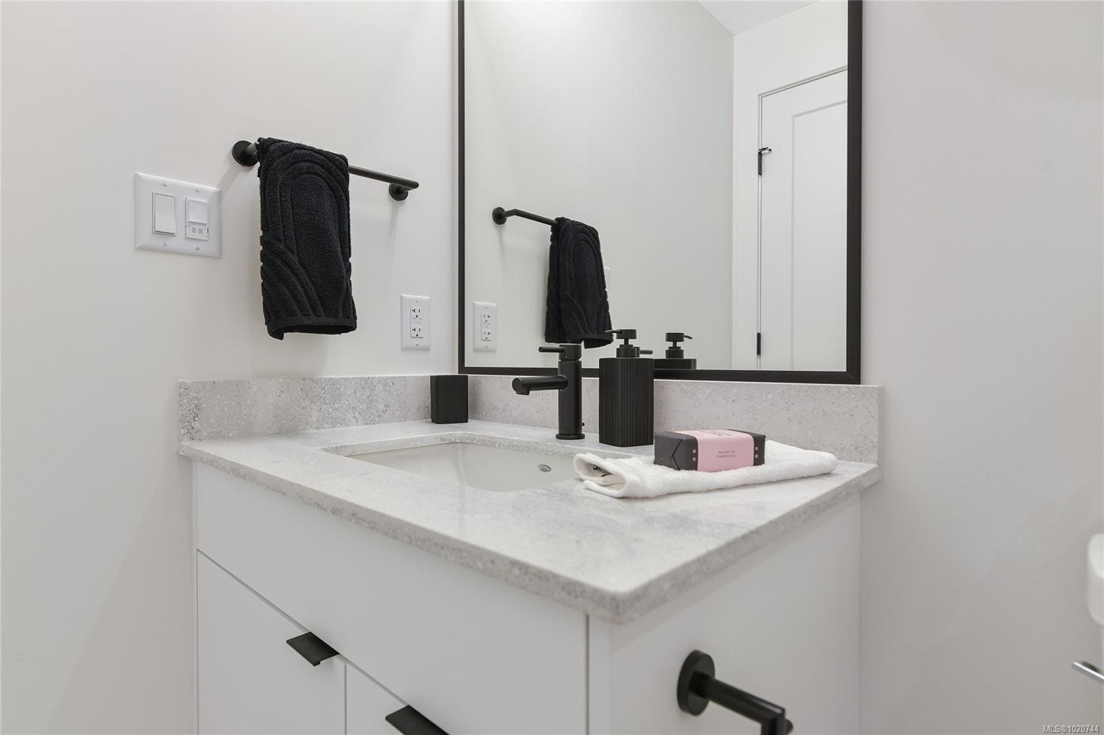 303-1110 Samar Cres, Langford, BC - Indoor Photo Showing Bathroom