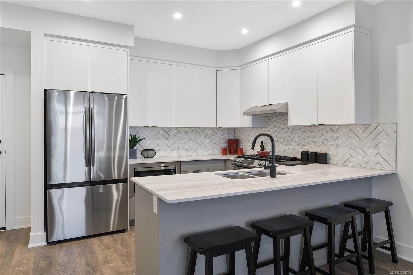 303-1110 Samar Cres, Langford, BC - Indoor Photo Showing Kitchen With Double Sink With Upgraded Kitchen