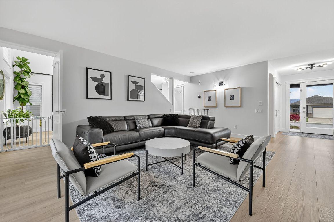 667 South Crest Drive, Kelowna, BC - Indoor Photo Showing Living Room
