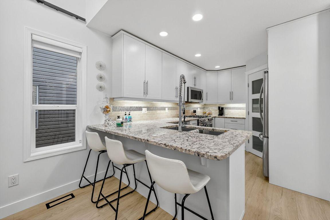 667 South Crest Drive, Kelowna, BC - Indoor Photo Showing Kitchen With Stainless Steel Kitchen With Upgraded Kitchen