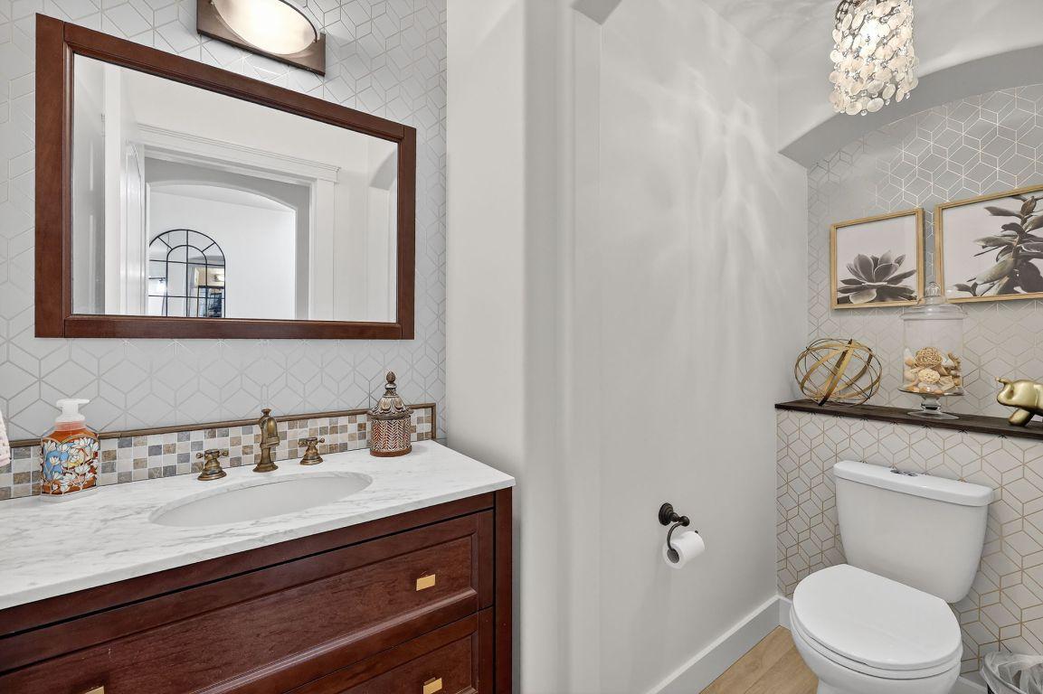 667 South Crest Drive, Kelowna, BC - Indoor Photo Showing Bathroom