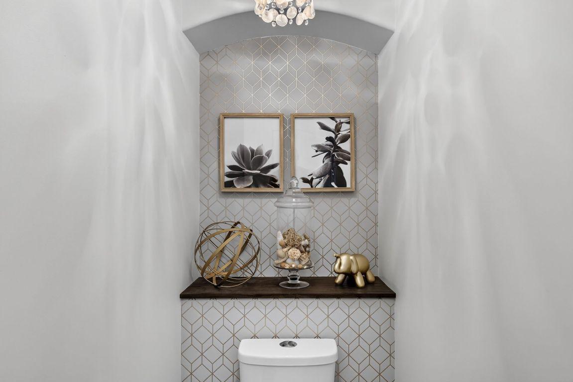 667 South Crest Drive, Kelowna, BC - Indoor Photo Showing Bathroom