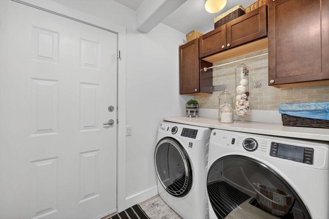 667 South Crest Drive, Kelowna, BC - Indoor Photo Showing Laundry Room