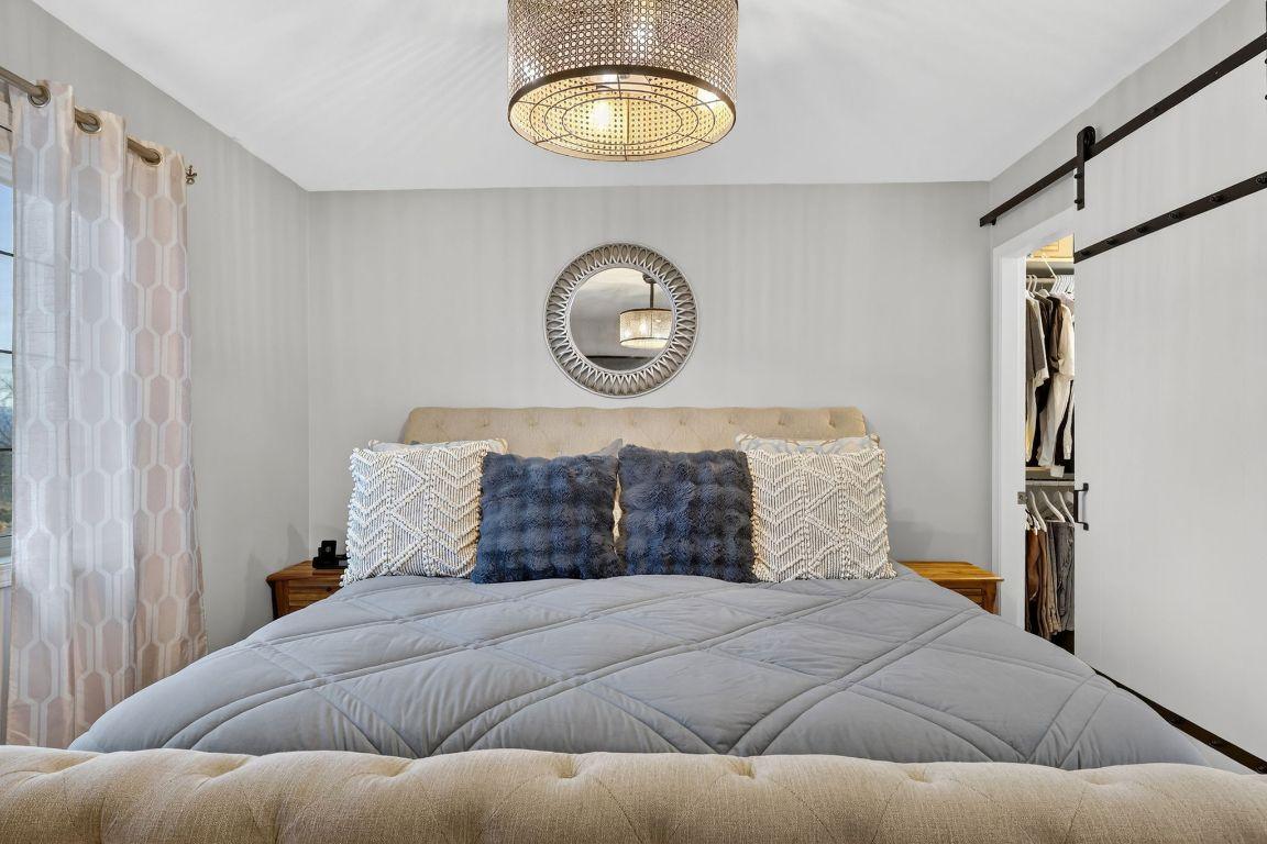 667 South Crest Drive, Kelowna, BC - Indoor Photo Showing Bedroom