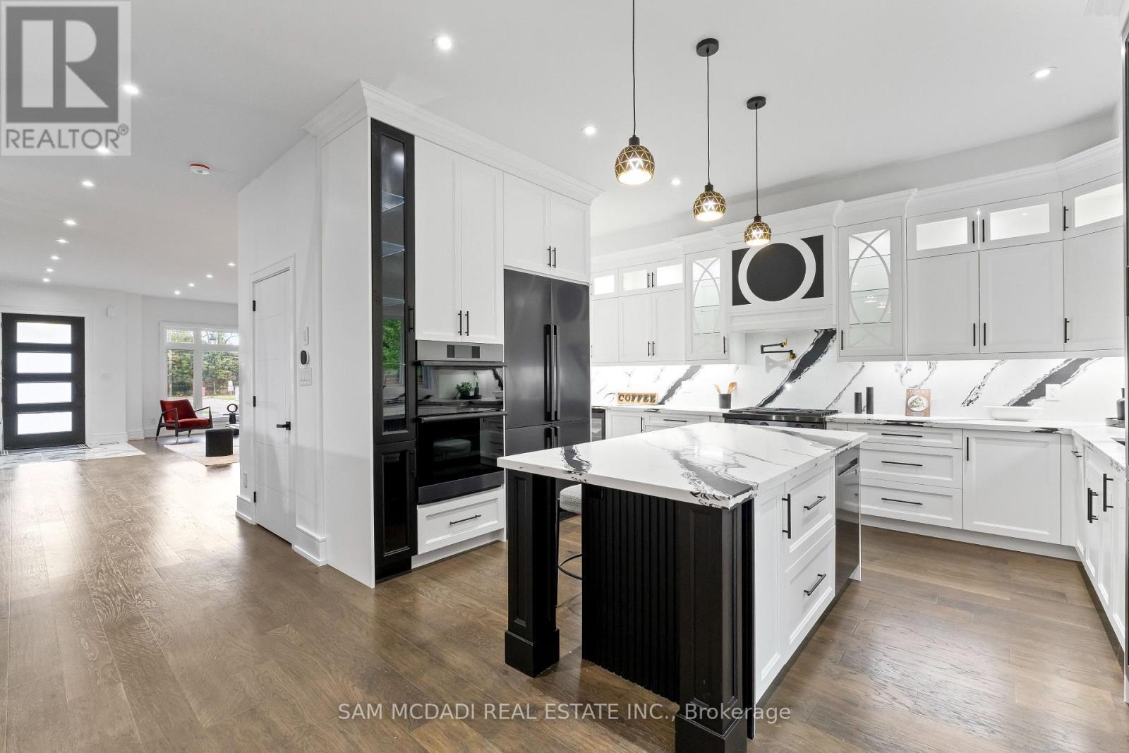 193 Mateo Place, Mississauga, ON - Indoor Photo Showing Kitchen With Upgraded Kitchen