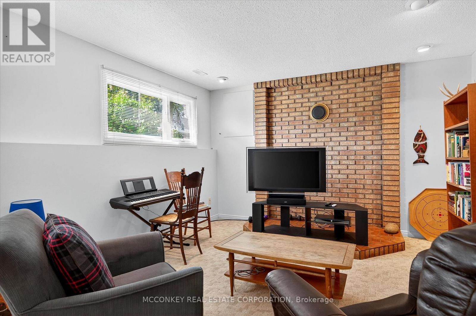 1216 Hilliard Street, Peterborough (Northcrest Ward 5), ON - Indoor Photo Showing Living Room