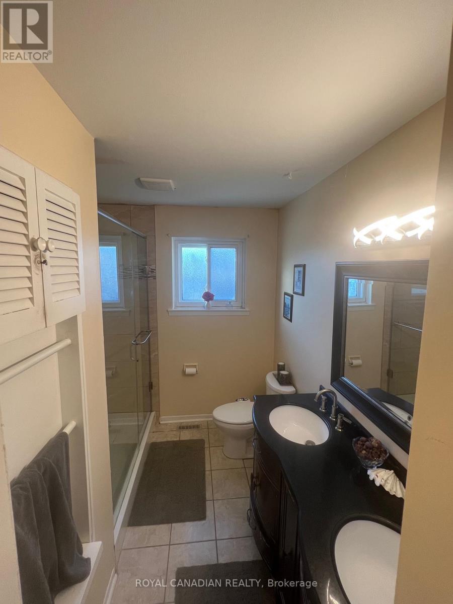 Upper - 6 O'Henry Grove, Toronto, ON - Indoor Photo Showing Bathroom