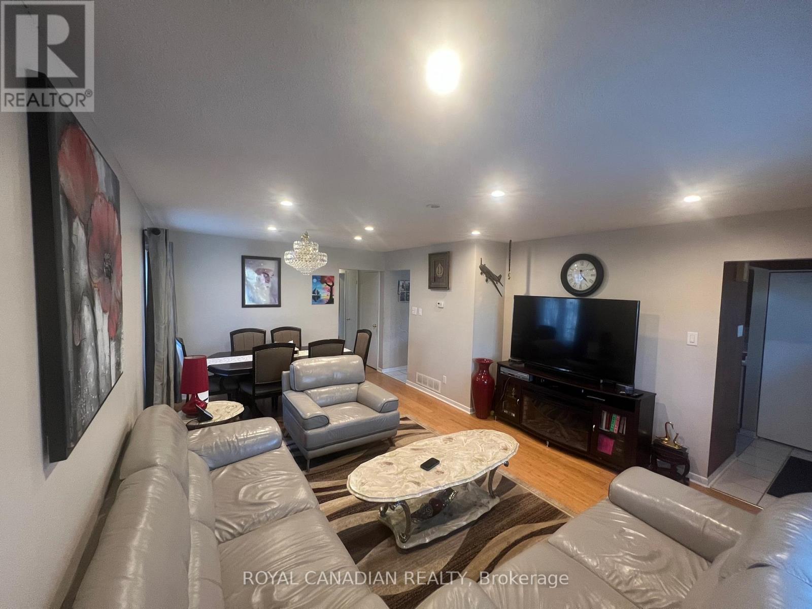 Upper - 6 O'Henry Grove, Toronto, ON - Indoor Photo Showing Living Room