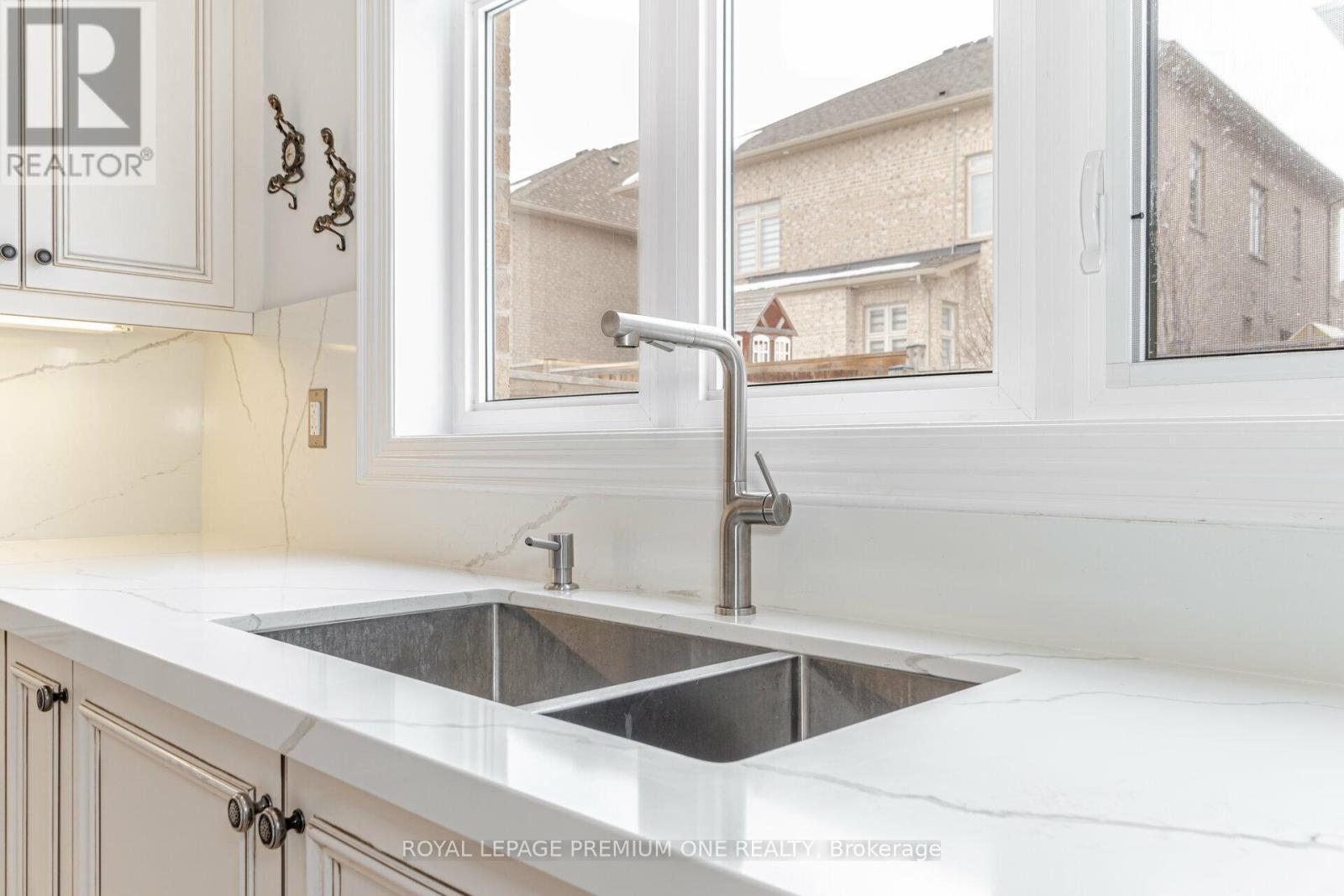 107 Headwind Boulevard E, Vaughan, ON - Indoor Photo Showing Kitchen With Double Sink