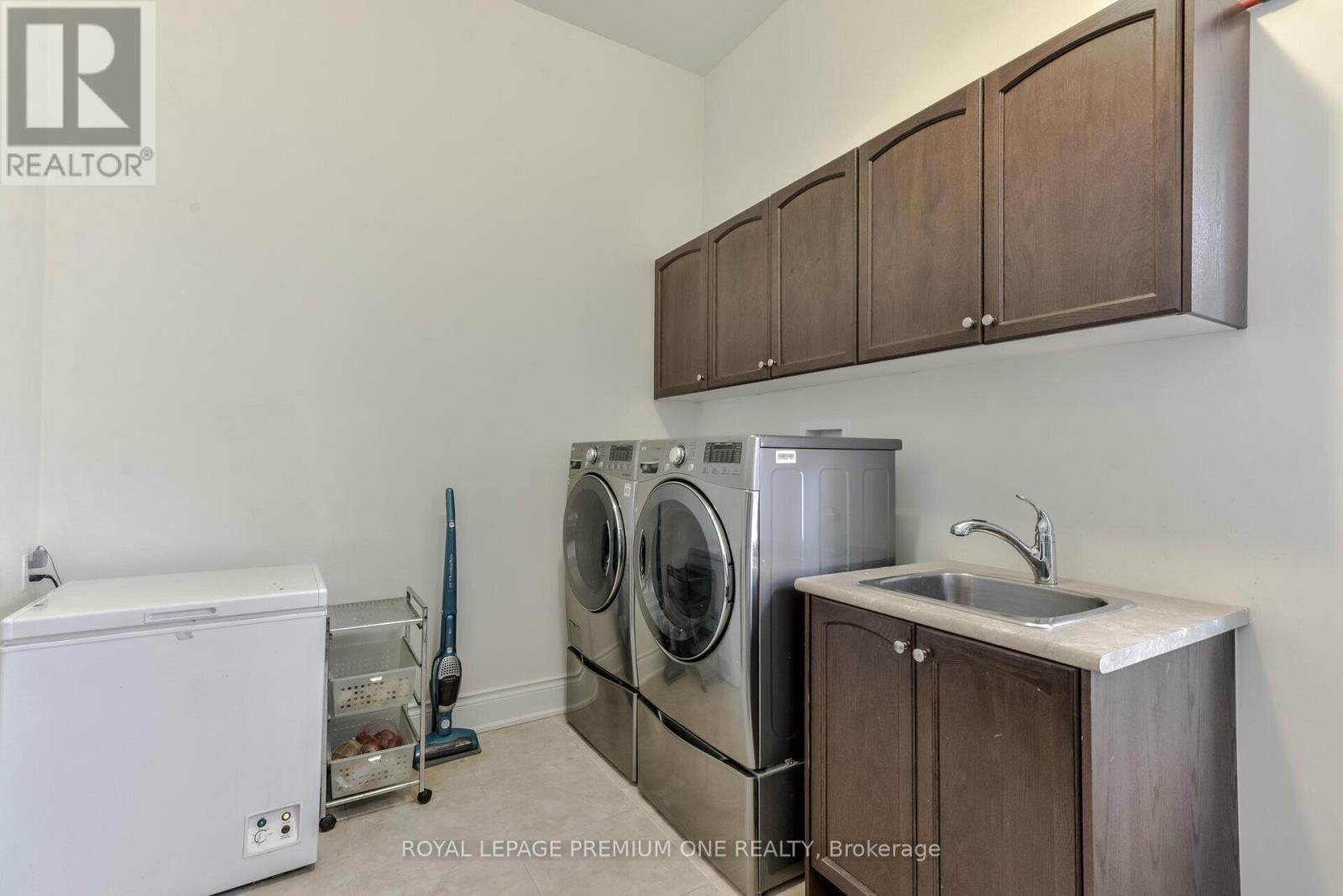 107 Headwind Boulevard E, Vaughan, ON - Indoor Photo Showing Laundry Room