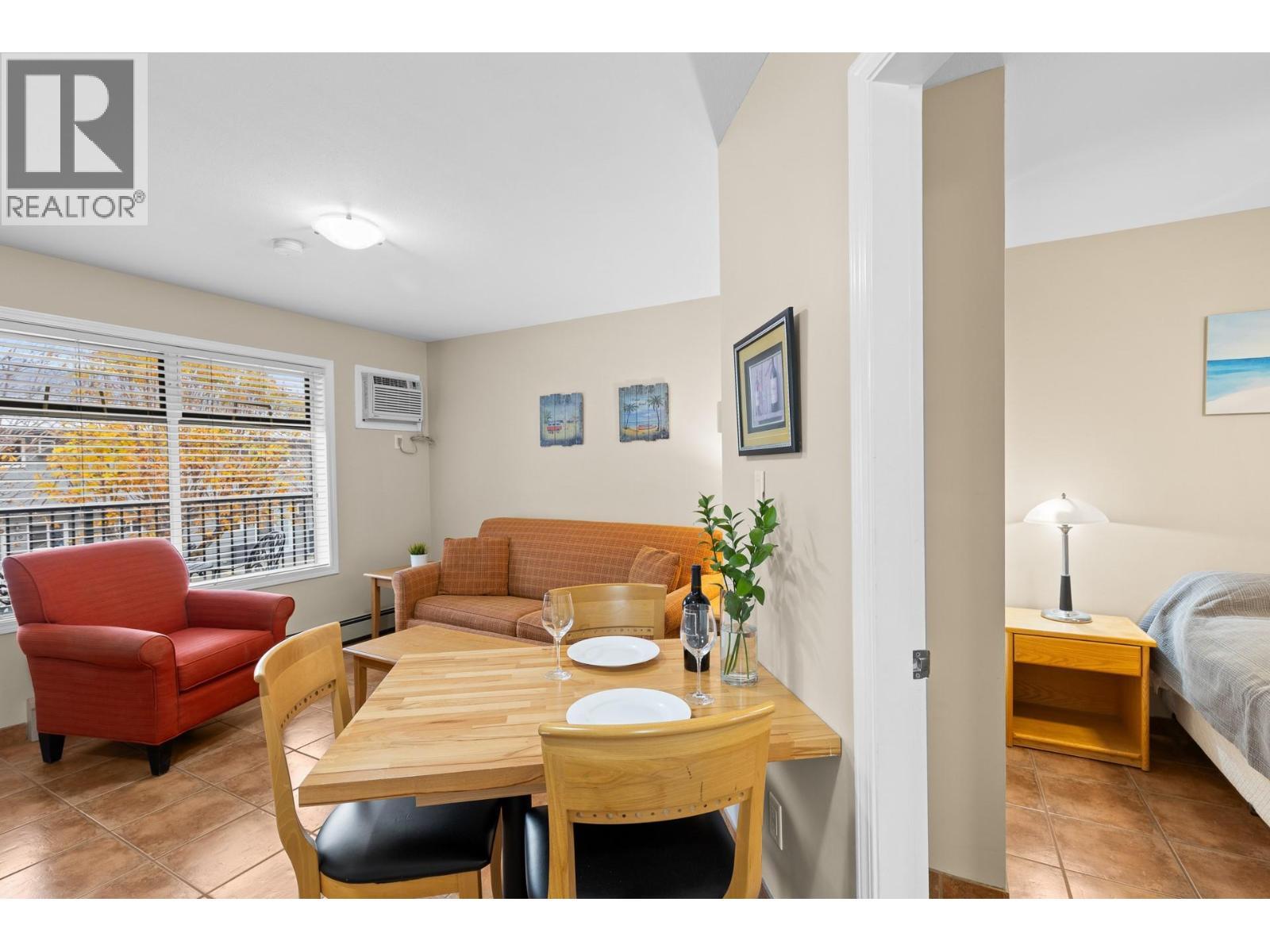 7310 Main Street Unit# 207, Osoyoos, BC - Indoor Photo Showing Living Room