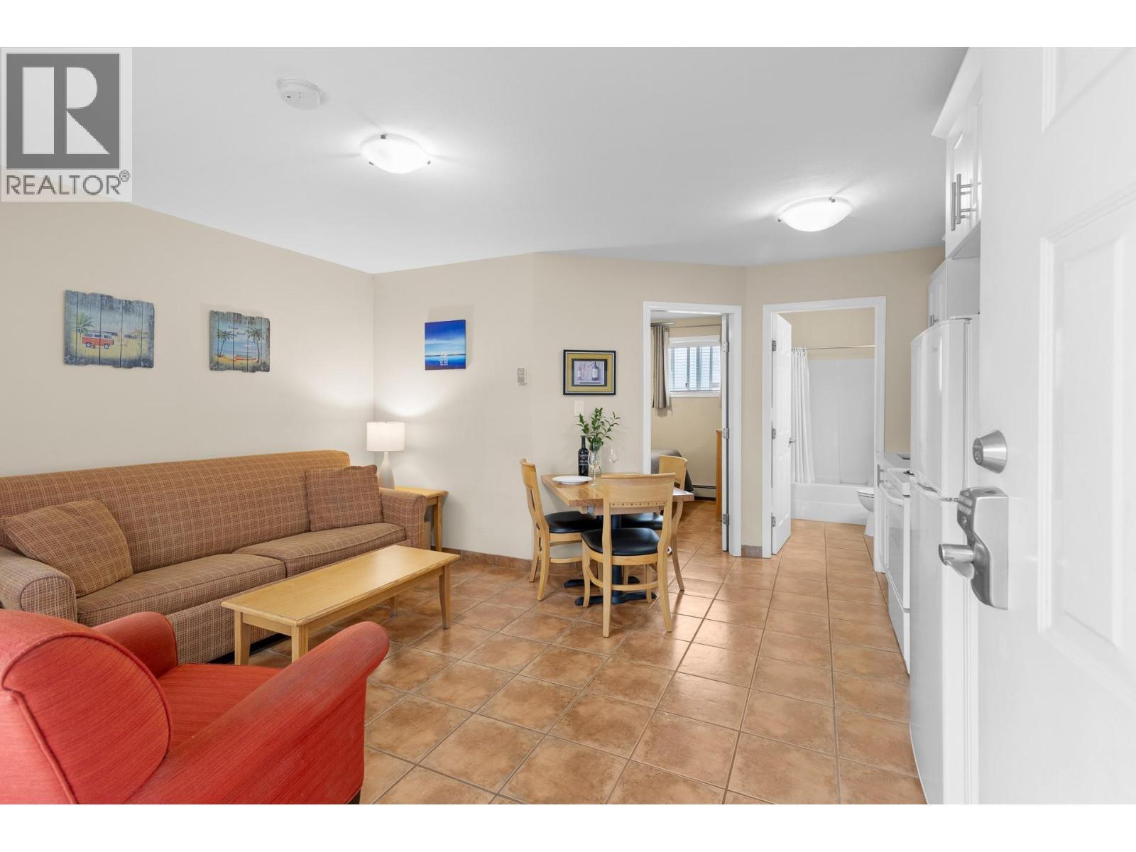 7310 Main Street Unit# 207, Osoyoos, BC - Indoor Photo Showing Living Room