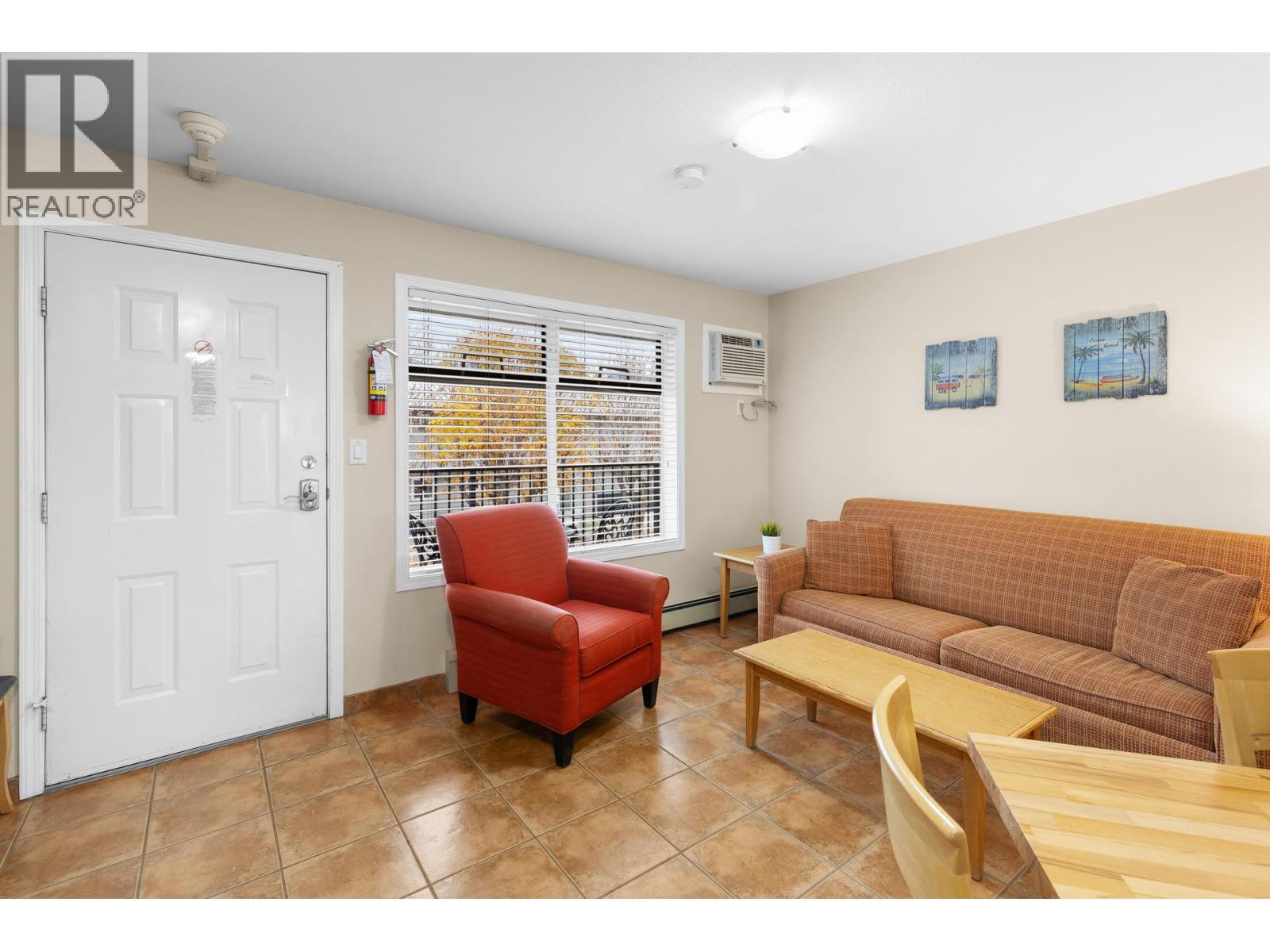 7310 Main Street Unit# 207, Osoyoos, BC - Indoor Photo Showing Living Room