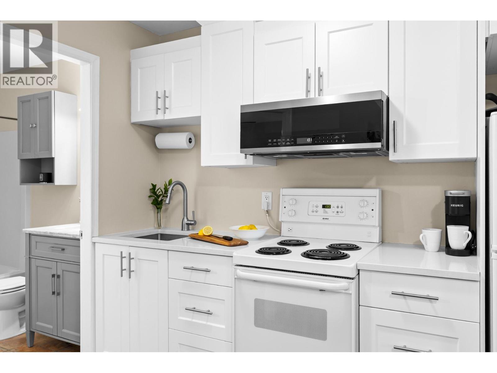 7310 Main Street Unit# 207, Osoyoos, BC - Indoor Photo Showing Kitchen