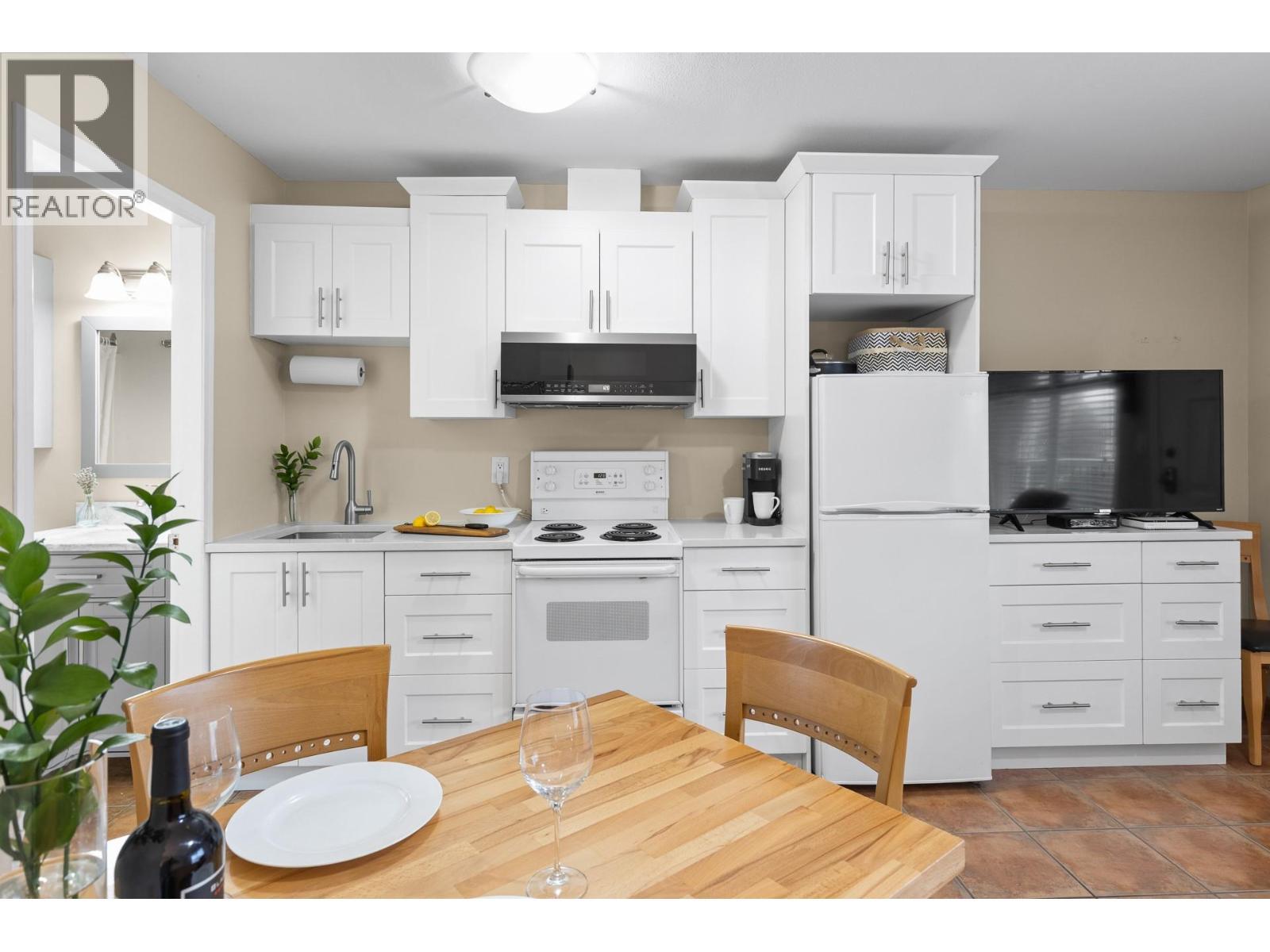 7310 Main Street Unit# 207, Osoyoos, BC - Indoor Photo Showing Kitchen