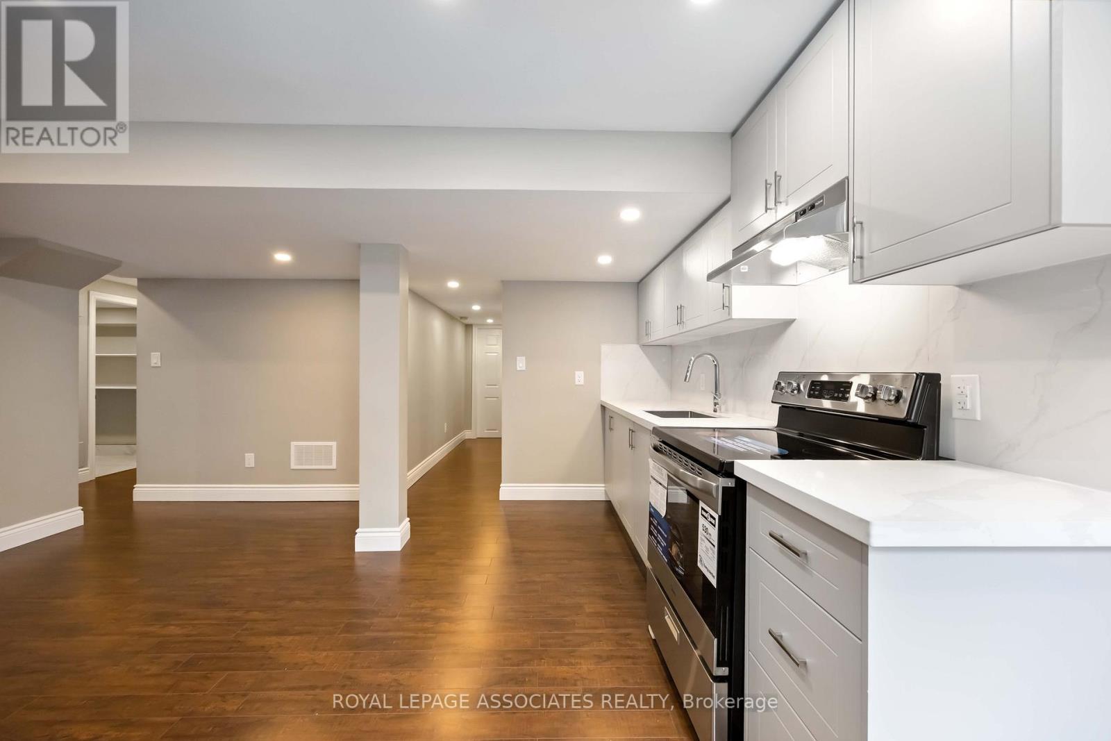 Bsmt - 61 Estrella Crescent, Richmond Hill, ON - Indoor Photo Showing Kitchen
