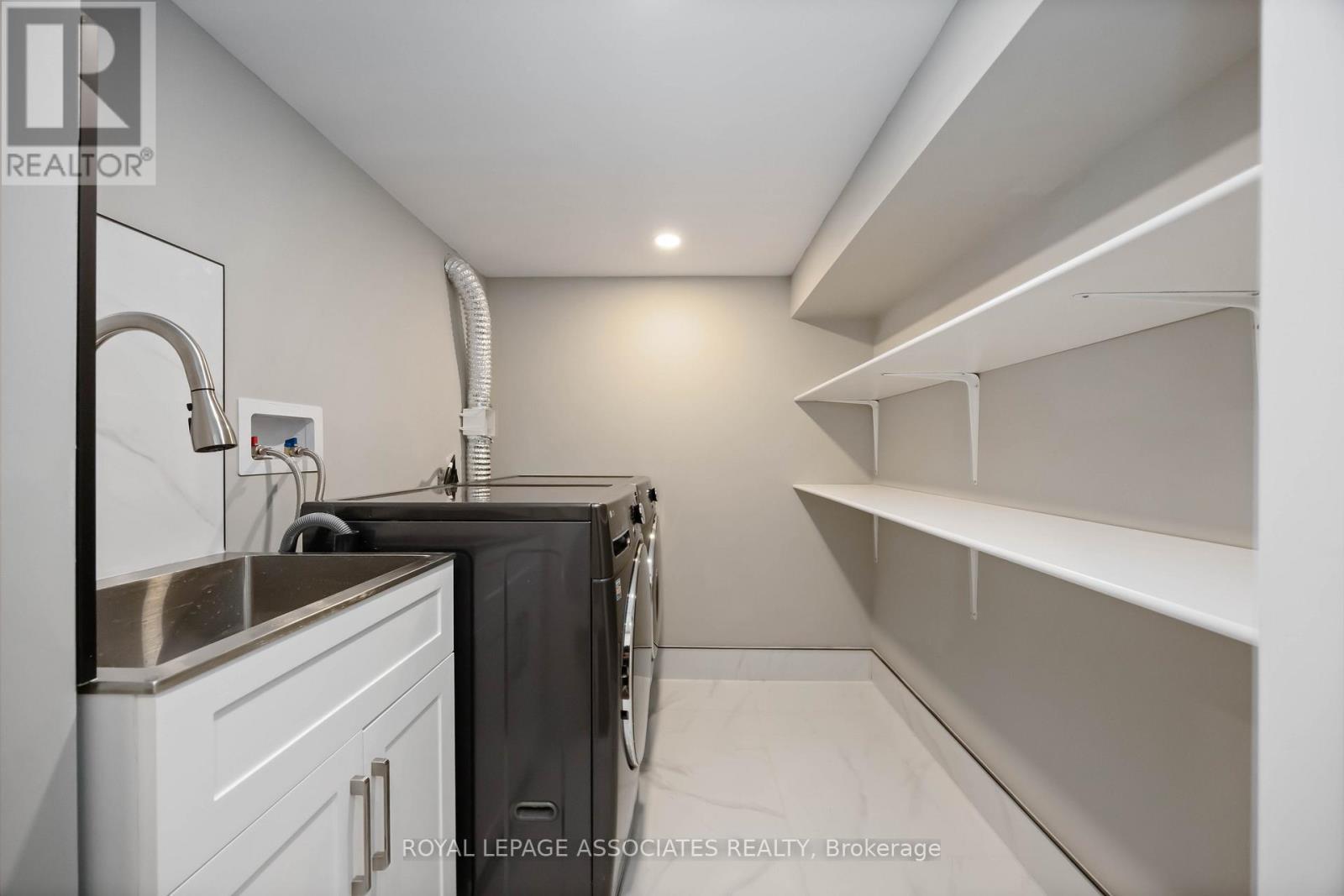 Bsmt - 61 Estrella Crescent, Richmond Hill, ON - Indoor Photo Showing Laundry Room