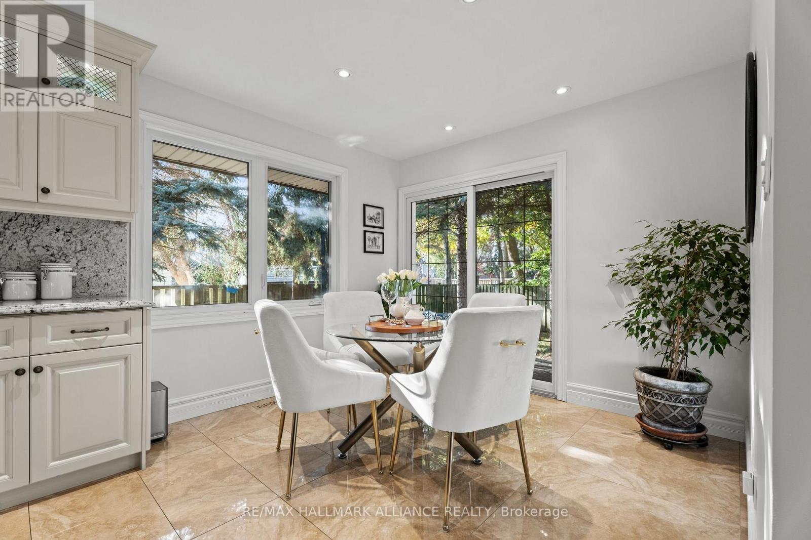 130 Tavistock Square, Oakville, ON - Indoor Photo Showing Dining Room