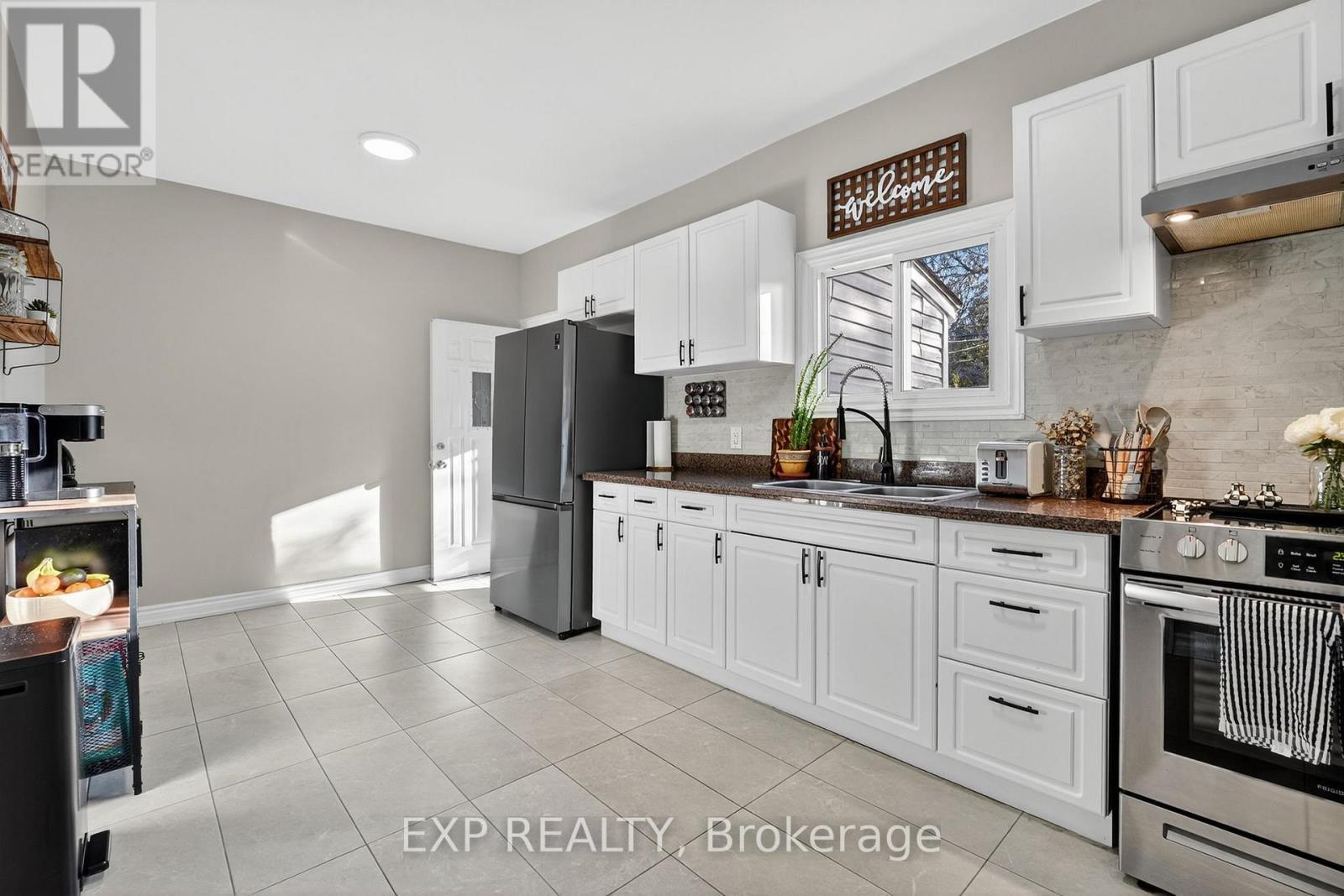 56 Francis Street, Hamilton, ON - Indoor Photo Showing Kitchen With Double Sink With Upgraded Kitchen