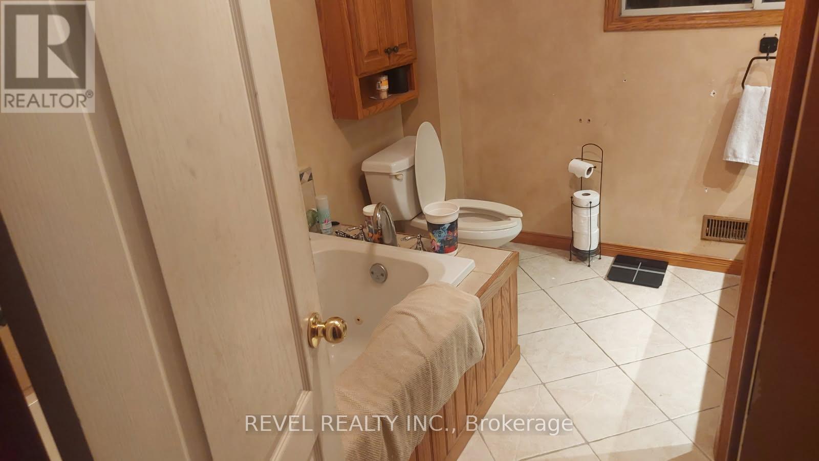 520 Alder Street E, Haldimand, ON - Indoor Photo Showing Bathroom