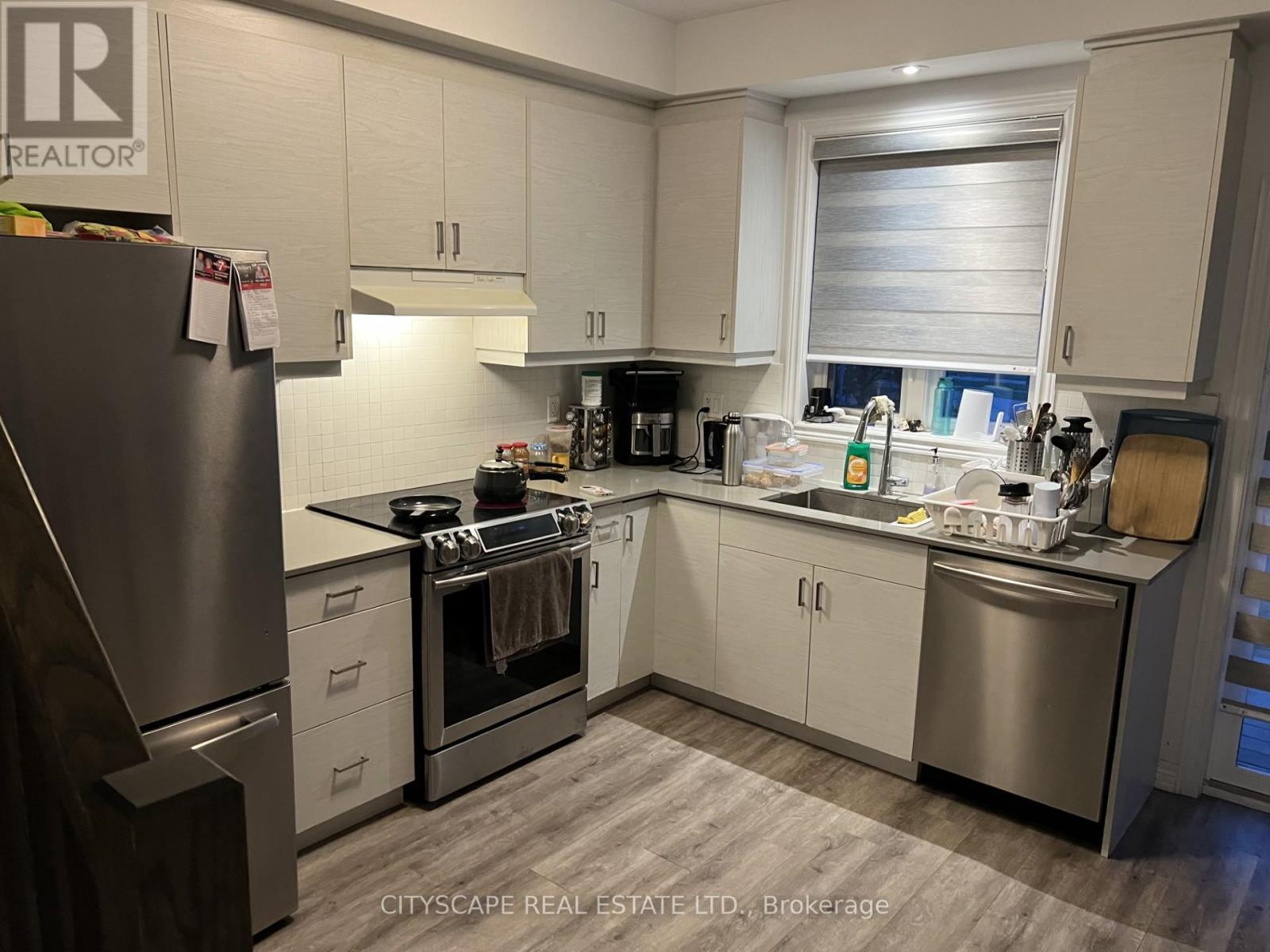 17 - 575 Woodward Avenue, Hamilton, ON - Indoor Photo Showing Kitchen